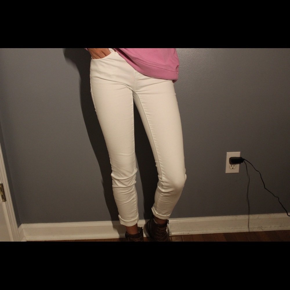 Low waisted white jeans